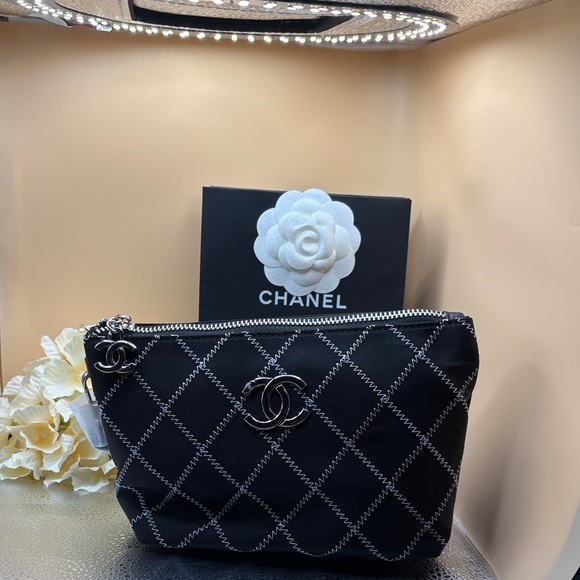 Chanel VIP (GWP) Black and White Cosmetic Bag 🌺 NEW - Picture 1 of 8